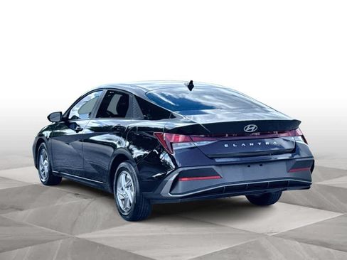 Used 2025 Hyundai Elantra SE FWD image 6
