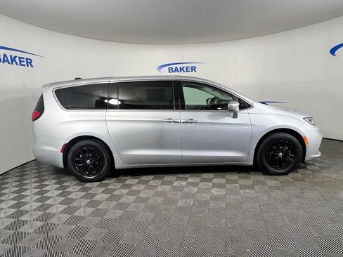 Used 2023 Chrysler Pacifica Touring-L FWD image 7