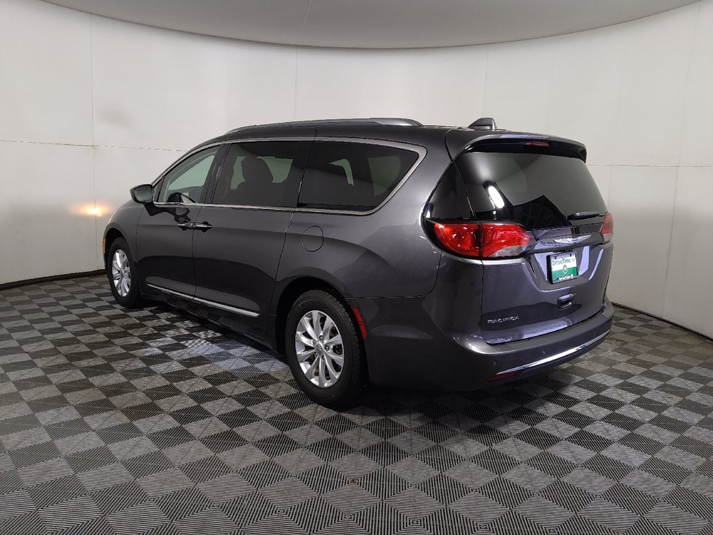 Used 2018 Chrysler Pacifica Touring-L FWD image 3