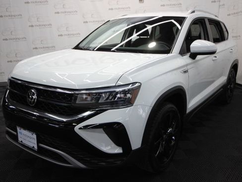 Used 2022 Volkswagen Taos SE image 1