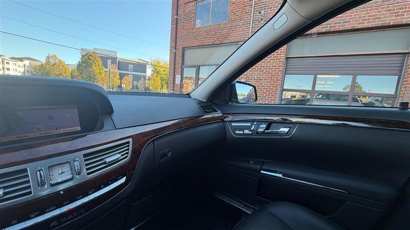 Used 2011 Mercedes-Benz S 550 4MATIC w/ Sport & Premium Pkgs image 40