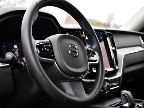 Used 2025 Volvo XC60 B5 Plus image 12