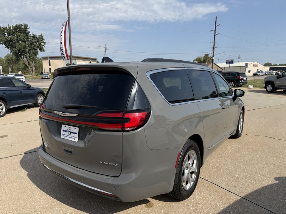 Used 2023 Chrysler Pacifica Limited FWD image 5