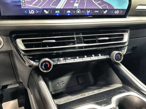Used 2025 Chevrolet Traverse LT FWD image 22