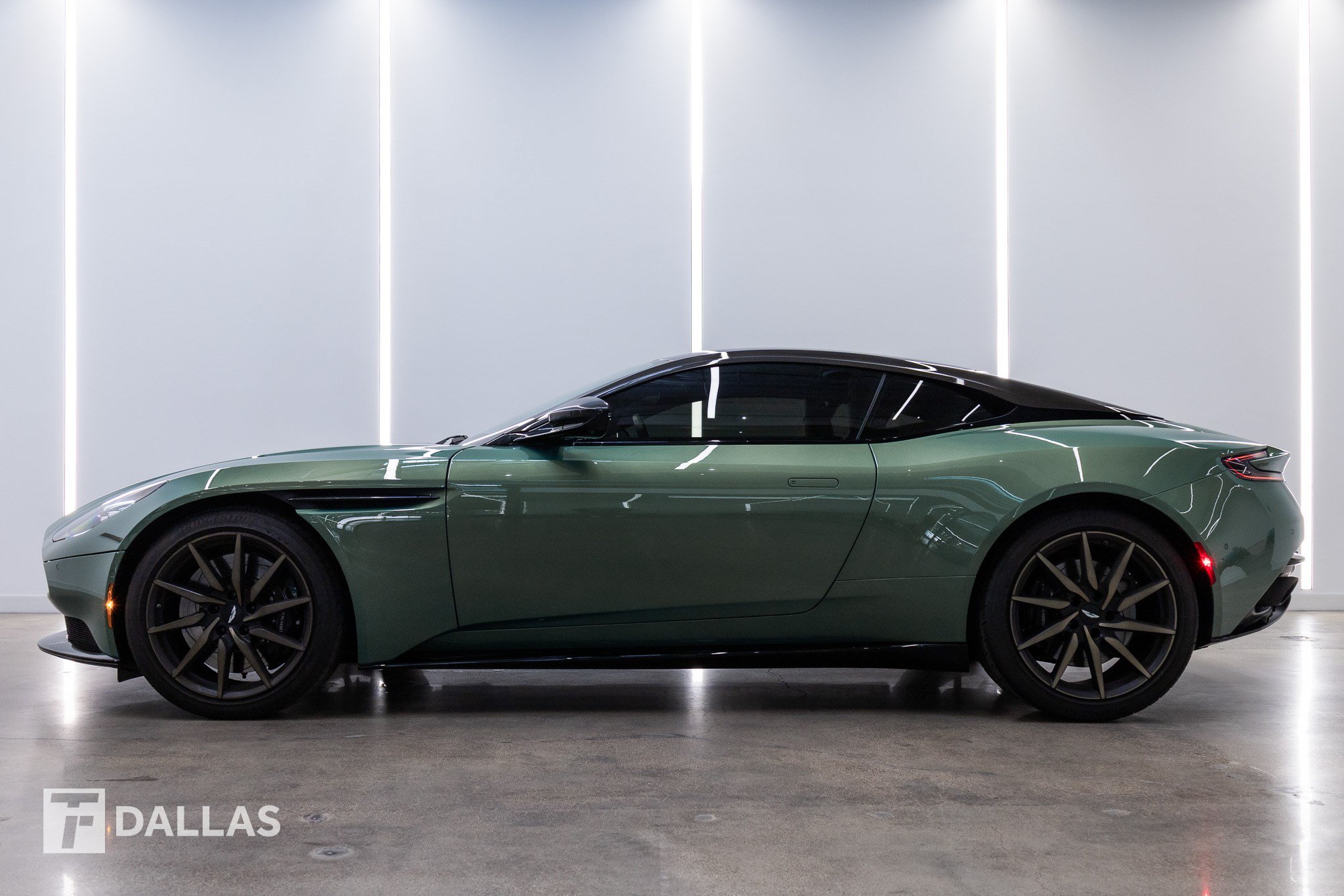 Used 2022 Aston Martin DB11 Coupe RWD image 1
