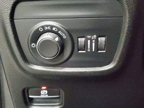 Used 2025 Jeep Grand Cherokee Altitude image 23