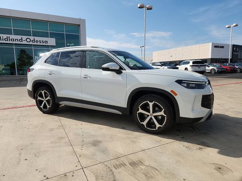 New 2025 Volkswagen Tiguan SE image 8