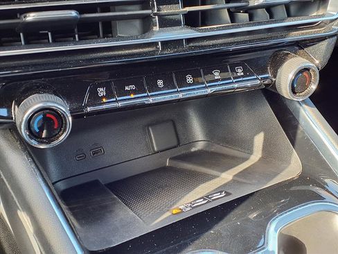 Used 2024 Chevrolet Traverse LT w/ Midnight/Sport Edition image 9