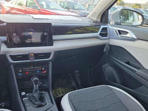 New 2026 Volkswagen Taos SE FWD image 4