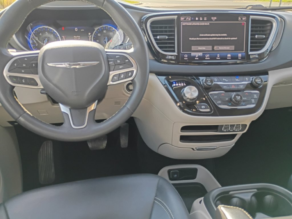 Used 2024 Chrysler Pacifica Touring-L FWD image 11