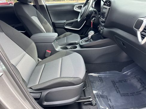 Used 2023 Kia Soul LX image 13