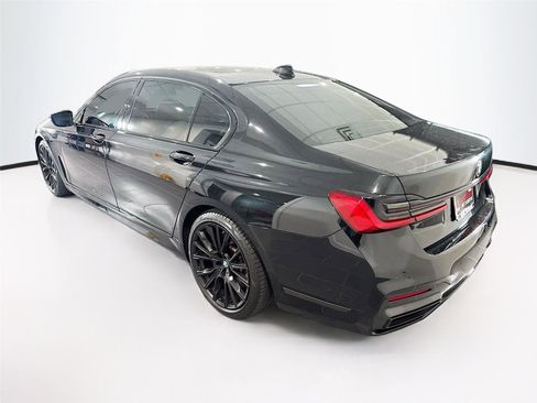 Used 2022 BMW 740i w/ M Sport Package RWD image 3