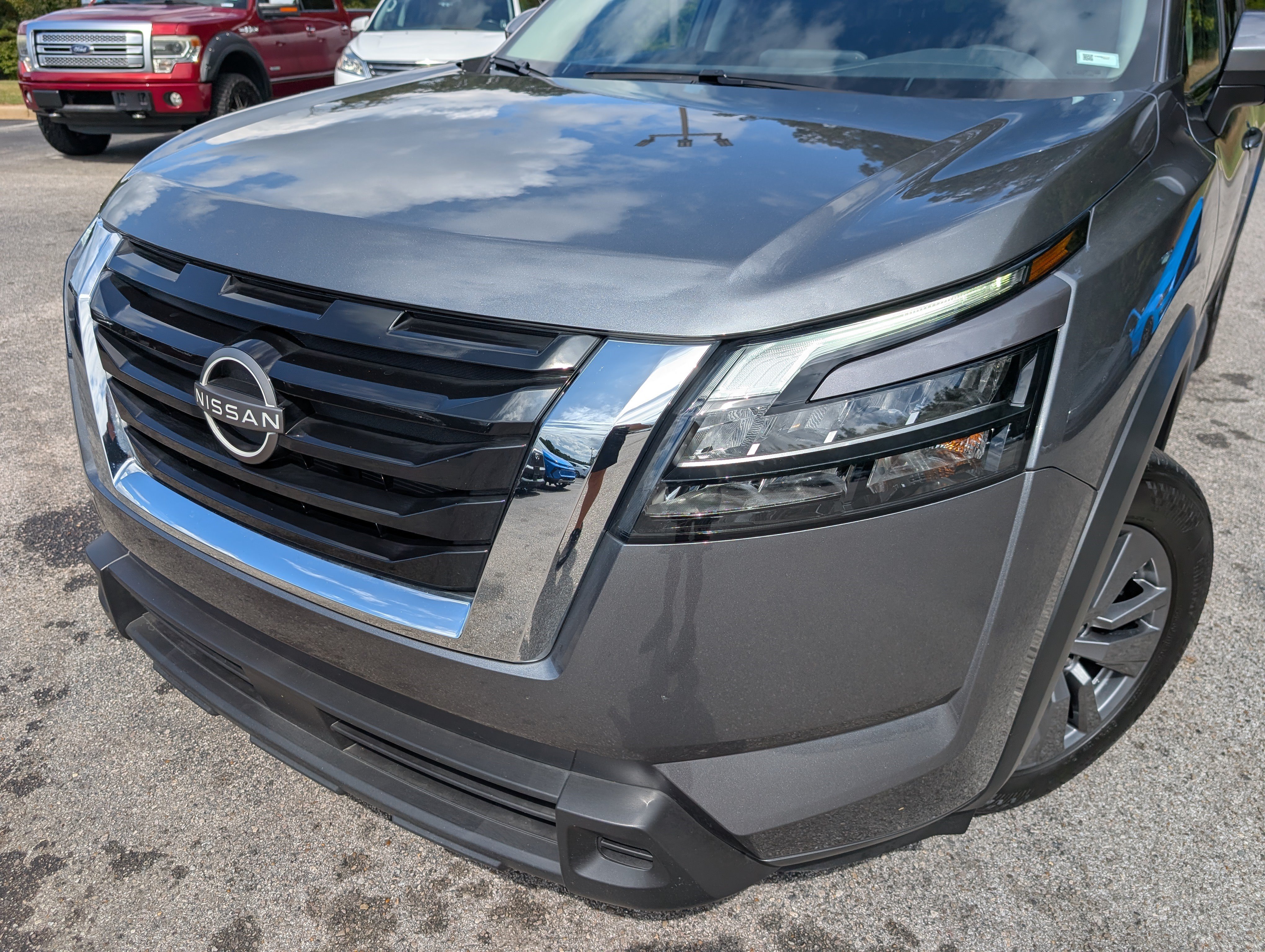 Used 2025 Nissan Pathfinder SV FWD image 13