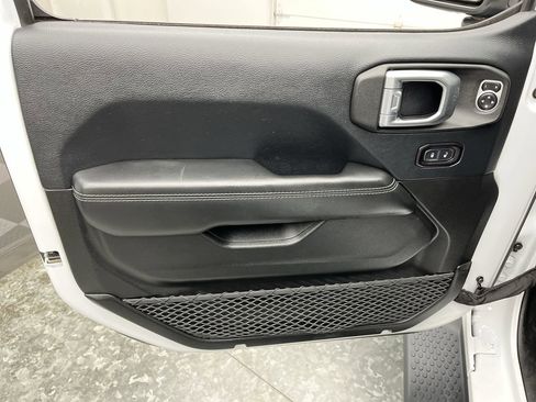 Used 2018 Jeep Wrangler Unlimited Sahara image 6