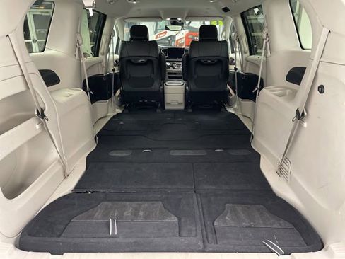 Used 2023 Chrysler Pacifica Touring-L image 12