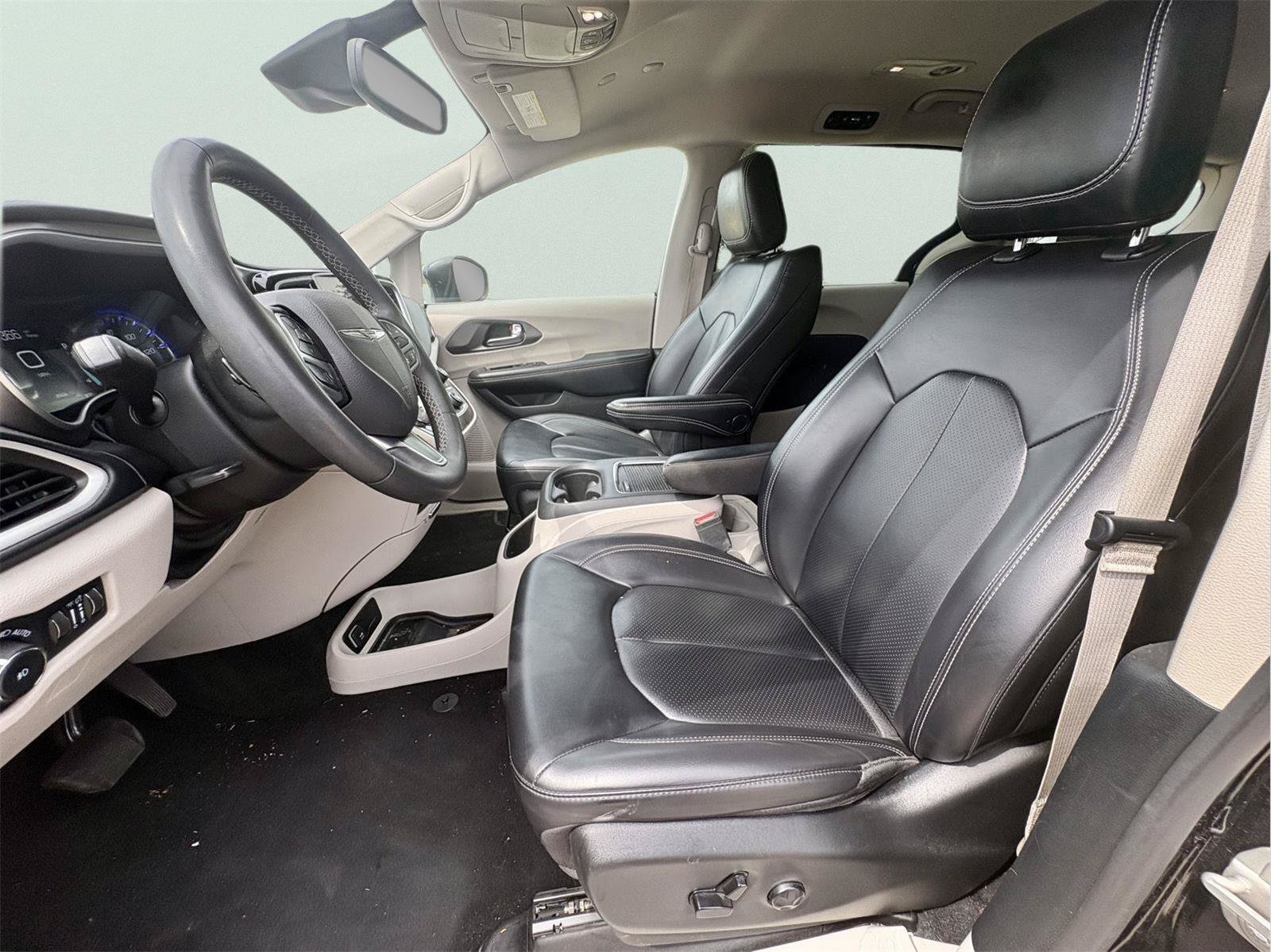 Used 2023 Chrysler Pacifica Touring-L FWD image 11