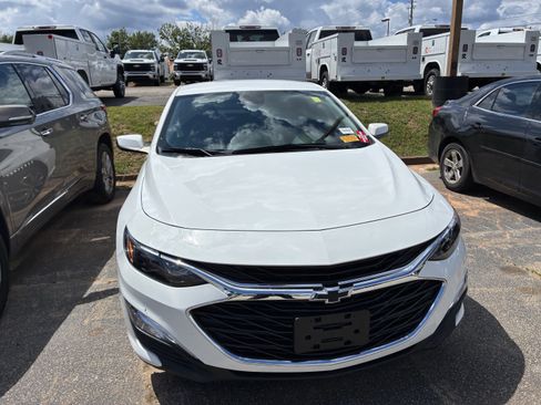 Used 2025 Chevrolet Malibu RS FWD image 2