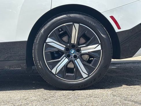 Used 2022 BMW iX xDrive50 w/ Premium Package AWD/4WD image 4