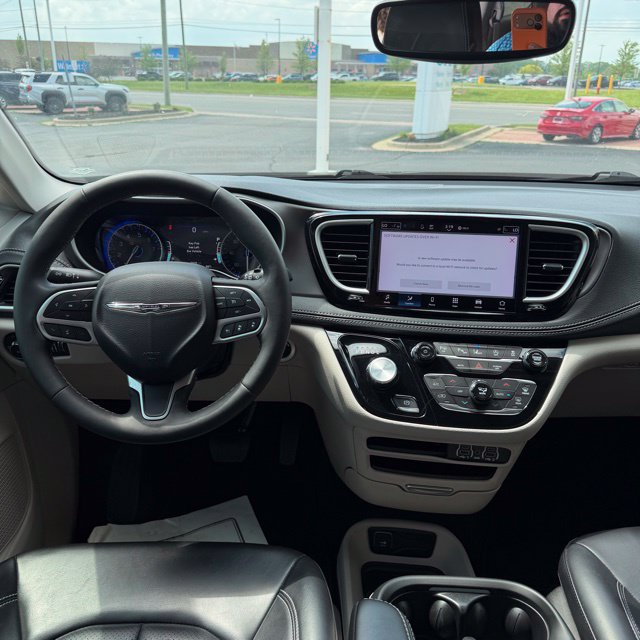 Used 2023 Chrysler Pacifica Touring-L AWD/4WD image 18
