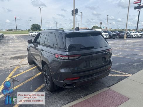 Used 2025 Jeep Grand Cherokee Summit w/ High Altitude Package AWD/4WD image 3