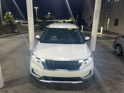 Used 2023 Kia Carnival LX image 2