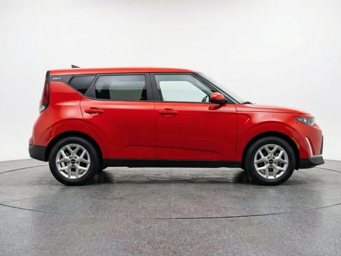 Used 2025 Kia Soul LX w/ LX Technology Package FWD image 11