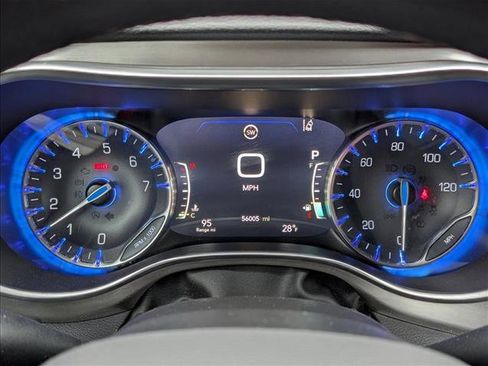 Used 2021 Chrysler Pacifica Limited w/ Uconnect Theater Family Group image 11