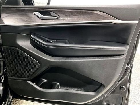 Used 2023 Jeep Grand Cherokee Limited w/ Luxury Tech Group II image 30