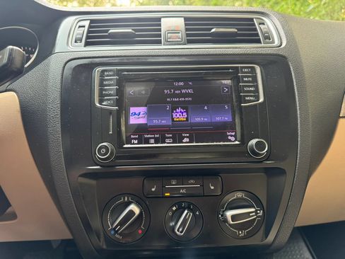 Used 2017 Volkswagen Jetta SE FWD image 19