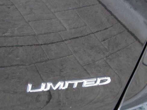 Used 2018 Chrysler Pacifica Limited w/ Tire & Wheel Group image 9