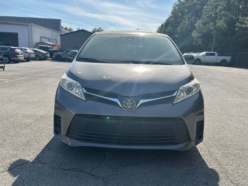 Used 2020 Toyota Sienna LE image 2