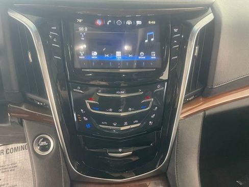 Used 2019 Cadillac Escalade Luxury AWD/4WD image 42