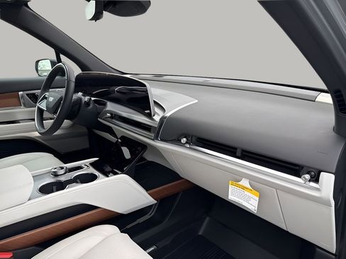 New 2026 Cadillac Vistiq Luxury w/ LPO, Floor Liner Package image 21