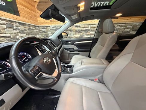 Used 2018 Toyota Highlander XLE AWD/4WD image 29