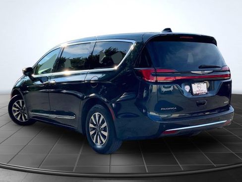 Used 2022 Chrysler Pacifica Limited w/ Uconnect Theater Family Group FWD image 8
