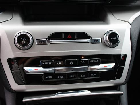 Used 2022 Ford Explorer XLT image 25