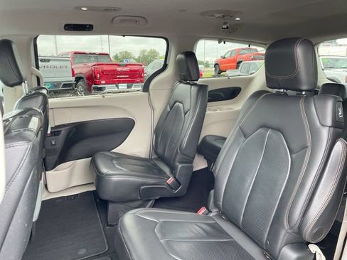 Used 2017 Chrysler Pacifica Touring-L Plus FWD image 12
