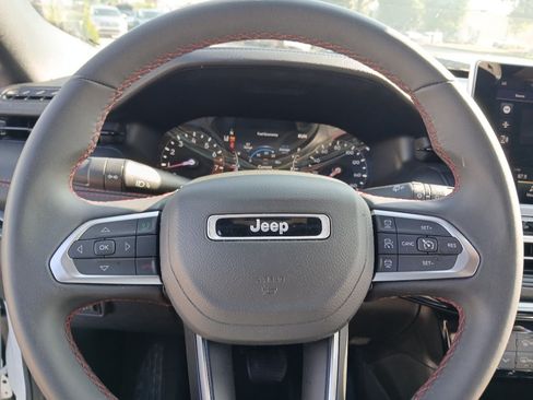 Used 2025 Jeep Compass Trailhawk AWD/4WD image 14