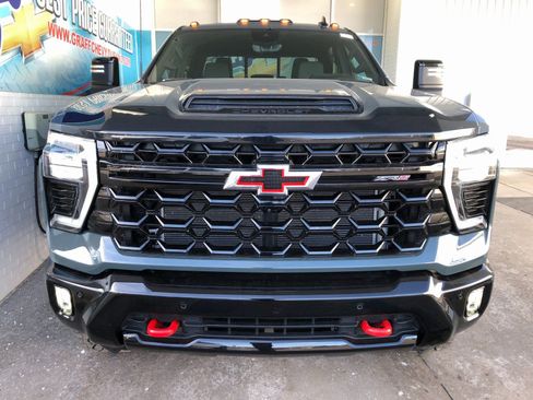 Used 2025 Chevrolet Silverado 2500 ZR2 w/ Technology Package image 2