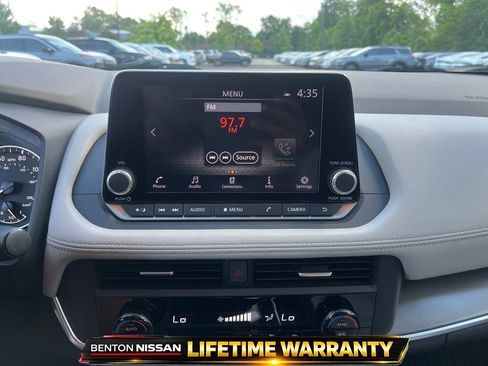 Used 2023 Nissan Rogue SV FWD image 17