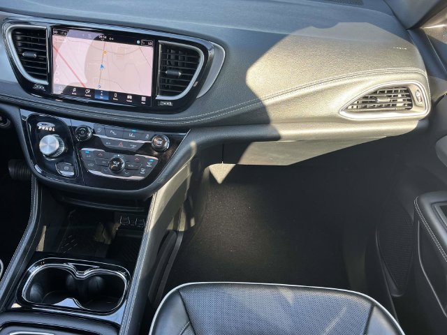 Used 2025 Chrysler Pacifica Limited FWD image 19