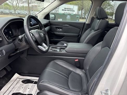 Used 2025 Honda Pilot Elite image 16