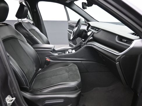 Used 2024 Jeep Grand Cherokee Altitude image 14