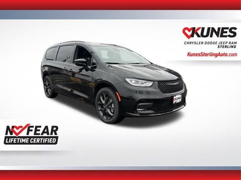 New 2026 Chrysler Pacifica Limited image 1