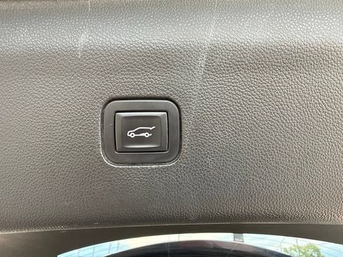 Used 2018 Buick Enclave Essence FWD image 12
