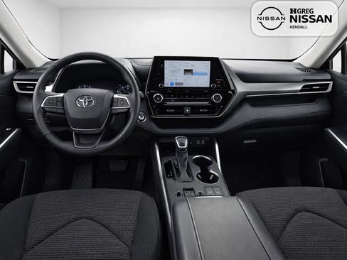 Used 2025 Toyota Highlander LE image 7