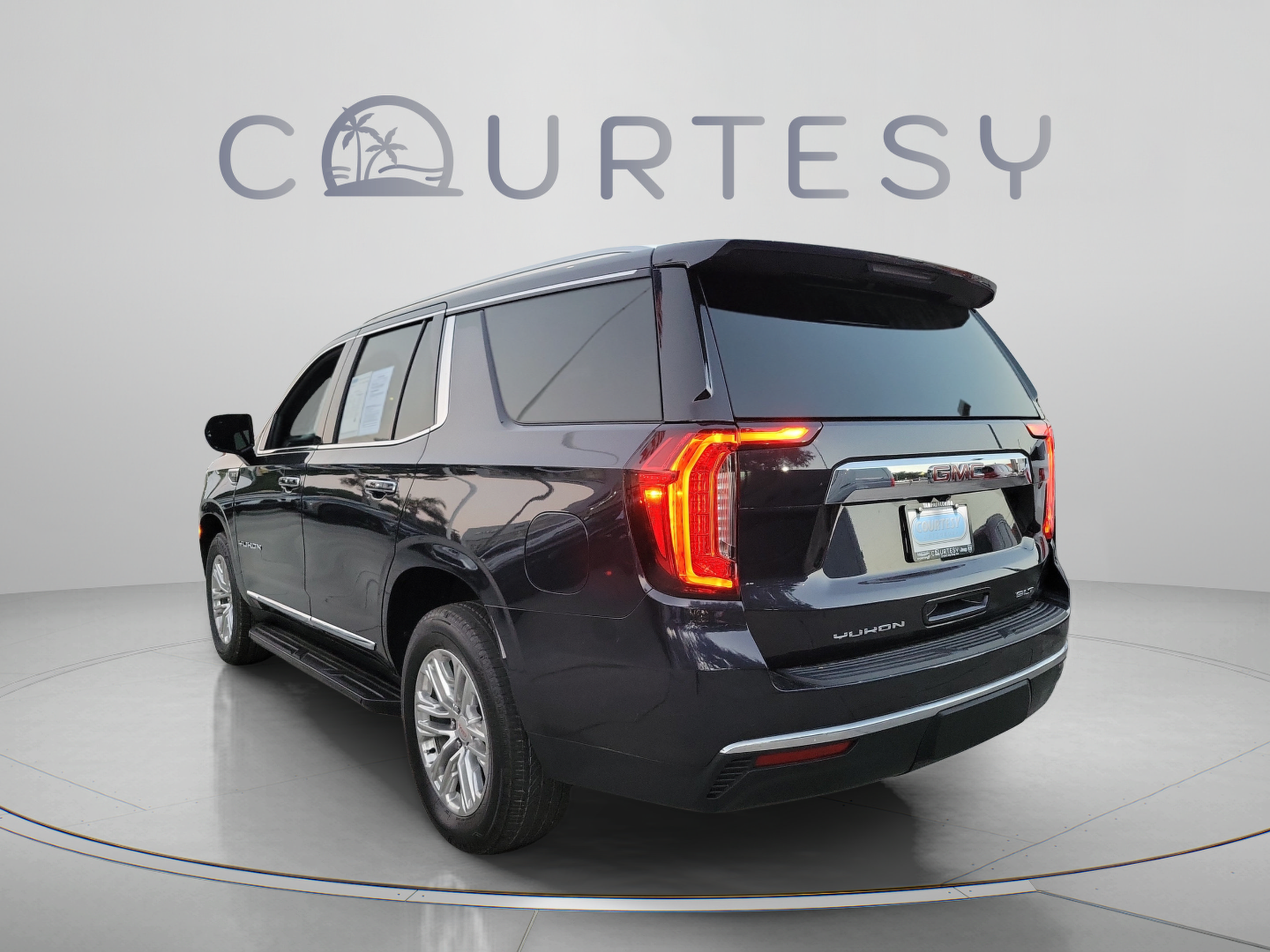 Used 2023 GMC Yukon SLT RWD image 2