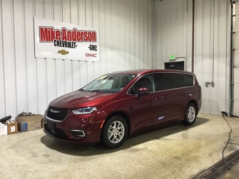 Used 2023 Chrysler Pacifica Touring-L image 1