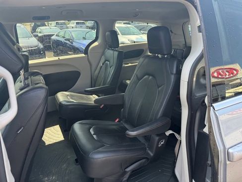 Used 2019 Chrysler Pacifica Touring-L Plus FWD image 10