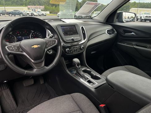 Used 2023 Chevrolet Equinox LT image 2